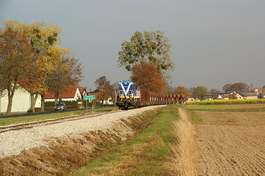 SM31-009 powoli toczy się do Prudnika opuszczając Strzeleczki