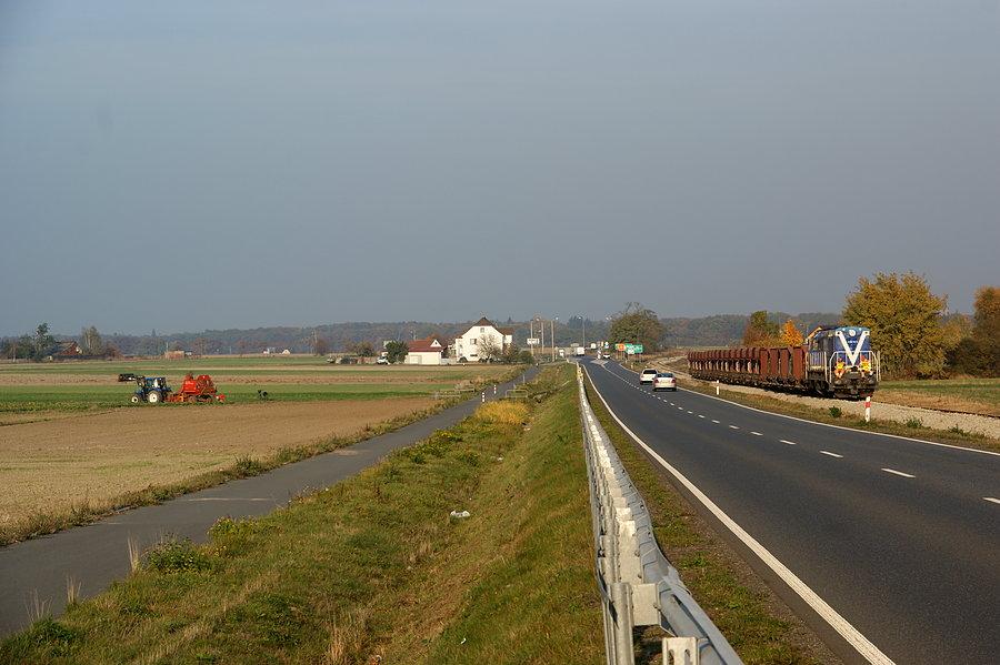 SM31-009 jedzie równolegle wzdłuż drogi wojewódzkiej 414 niedaleko Dębiny