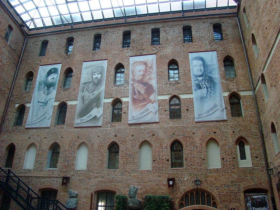 Rajd Gdynia Toruń z Fundacją NNT. Dzień drugi - Zamek Gniew. Widok na dziedziniec