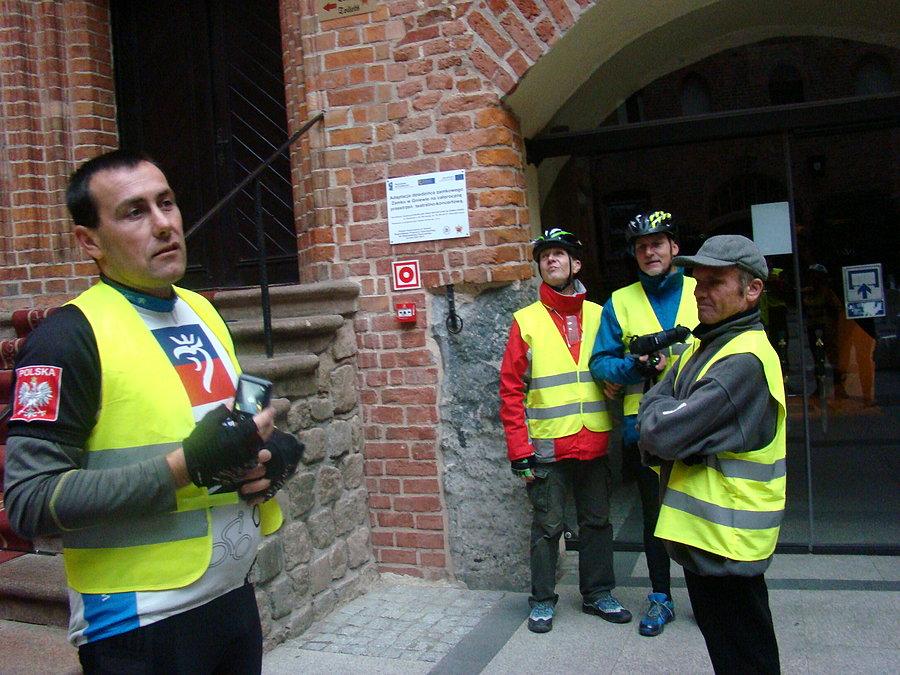 Rajd Gdynia Toruń z Fundacją NNT. Dzień drugi - Pod wejściem do zamku Gniew. Miny ponure , bo to jeszcze nie koniec dzisiejszej jazdy
