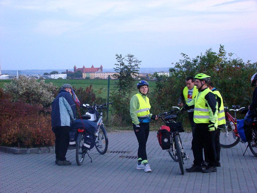 Rajd Gdynia Toruń z Fundacją NNT. Dzień drugi - Gniew . Dotarliśmy do naszego hotelu. Widok ze wzgórza na Gniew