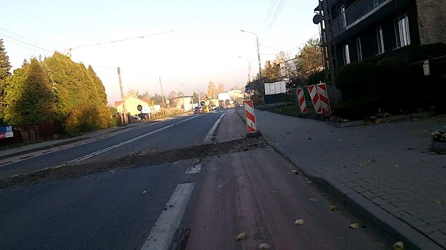 Wczoraj była tu zwężka, szybko się chłopaku uwinęły... tylko przydałby się asfalt