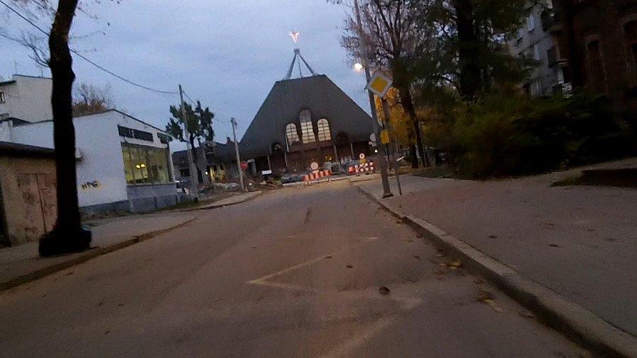 Przed kościołem trwa budowa ronda
