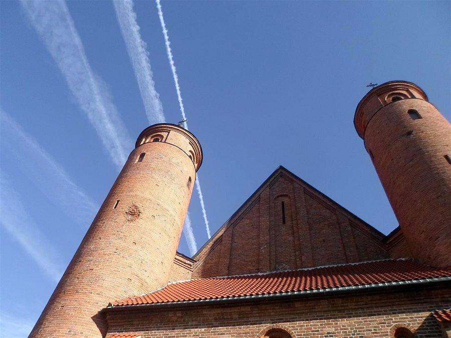 Chemitrails nad wieżami kościelnymi