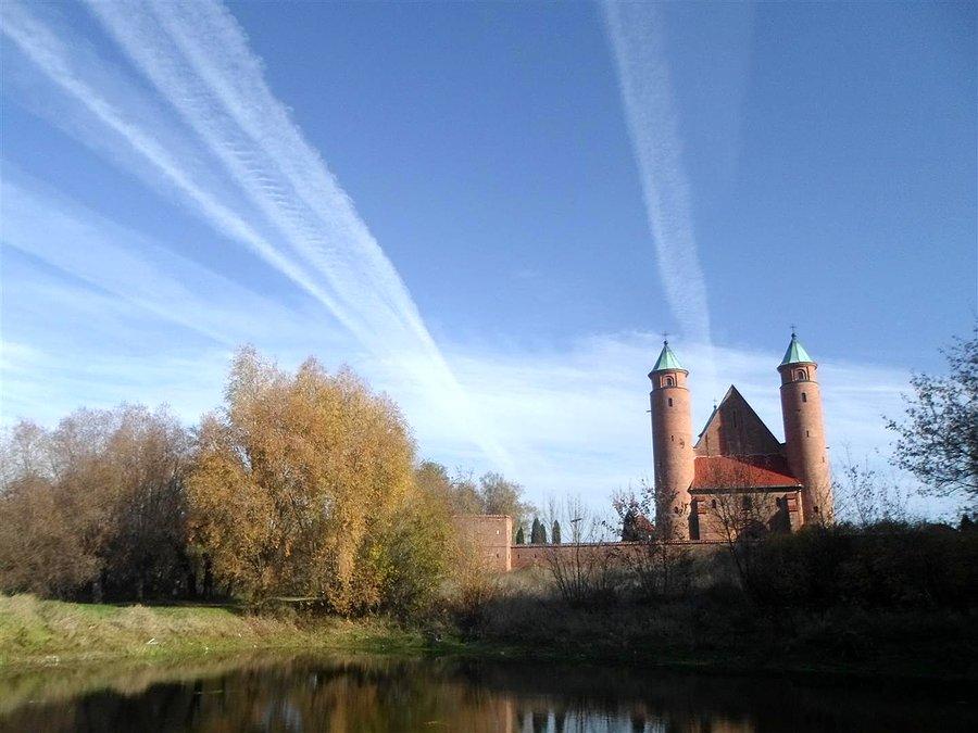 Smugi nad kościołem w Brochowie
