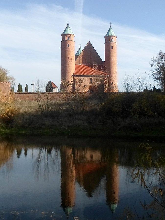 Kościół warowny w Brochowie widok od starorzecza Bzury