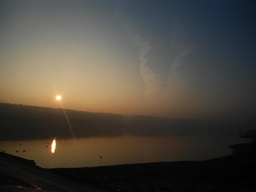 Wschód nad jeziorem w Gołuchowie