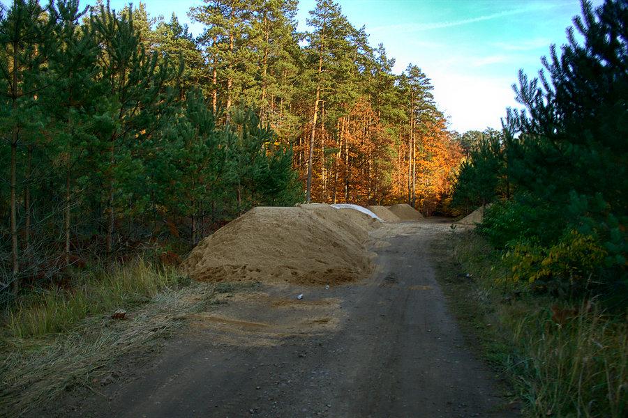 Materiał zgromadzony, ciekawe kiedy budowa drogi rusza??