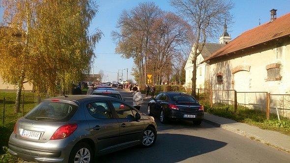 Tłok przy cmentarzu w Bychawce
