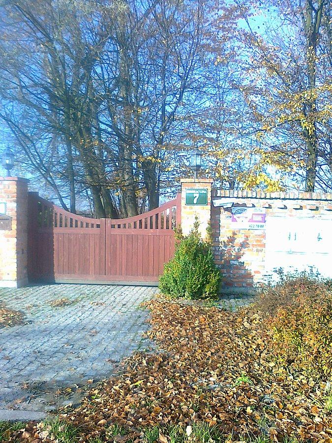 Ulica Rekreacyjna na tyłach pałacu