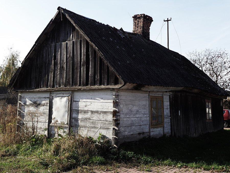 Chata w Wiejcy (gm. Kampinos). Ściany zbudowane w technice zrębowej. 2015 rok