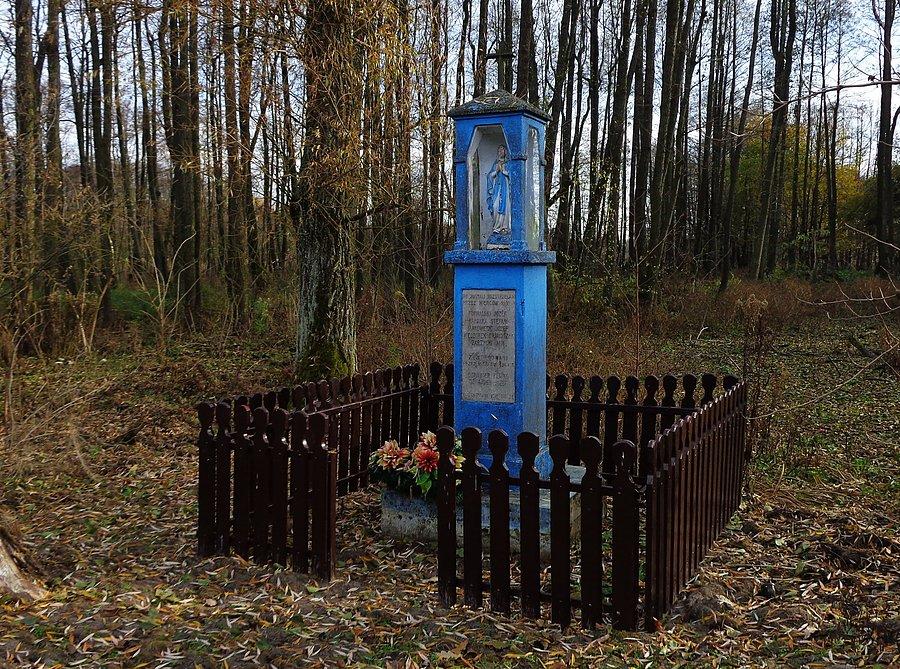 Kapliczka w Famułkach Królewskich upamiętniająca zamordowanych przez Niemców okolicznych mieszkańców