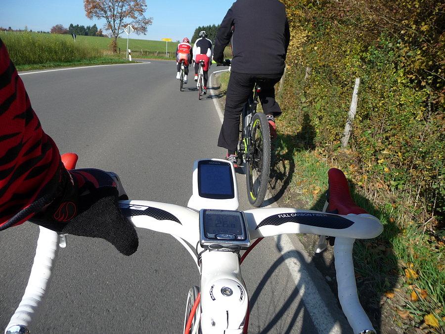 Runda W-Leverkusen-Odenthal-W - e-bikowiec w "peletonie"