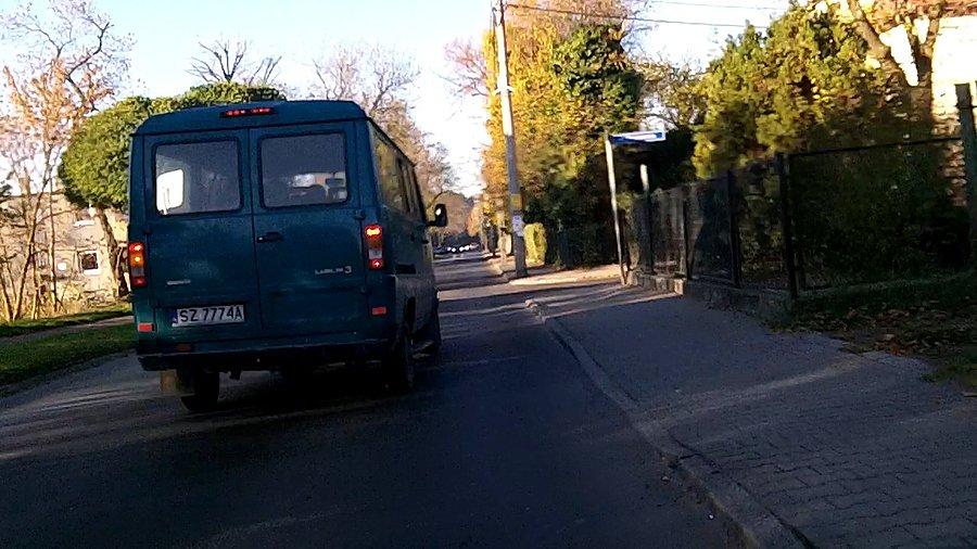 Za kierownicą jakiś pół-mózg, wyprzedzi mnie, zajechał drogę, zatrzymał się i zaczął skręcać w lewo - rejestracja: SZ 7774A