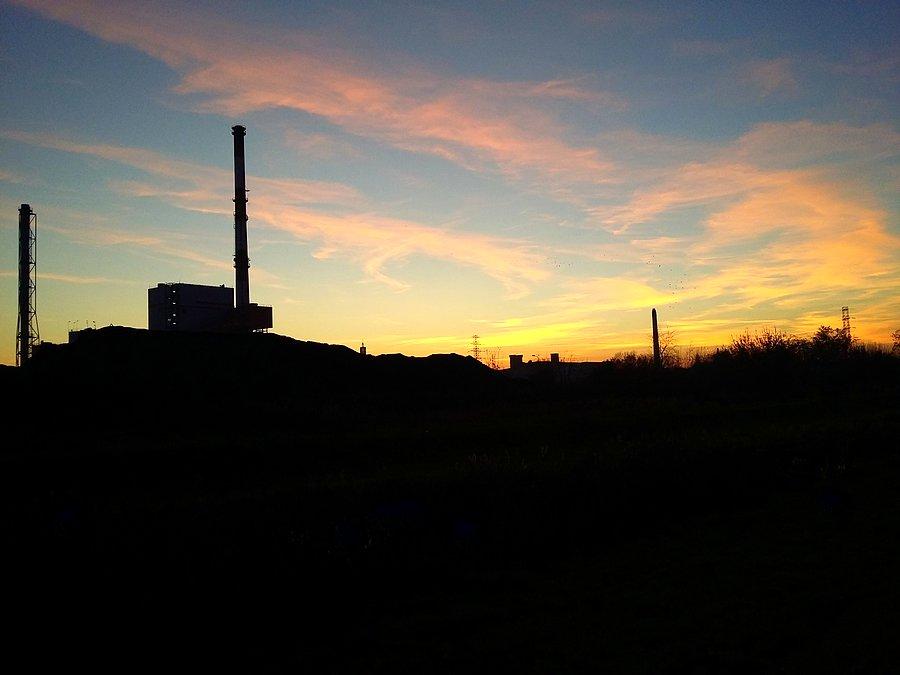 Kolory nieba nad ciepłownią