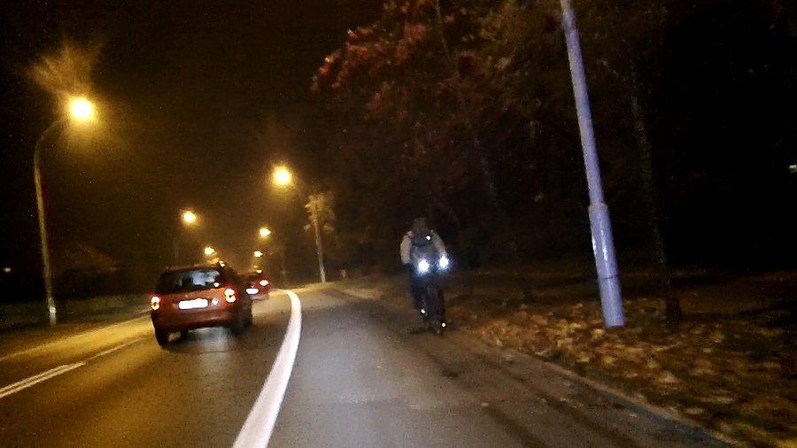 Mistrz rowerowej jazdy pod prąd.... dobrze, że ma chociaż lampki