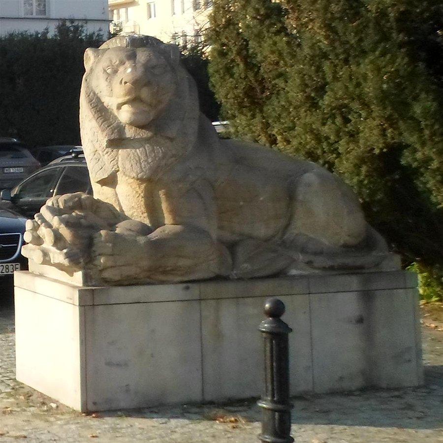 Skamieniały lew