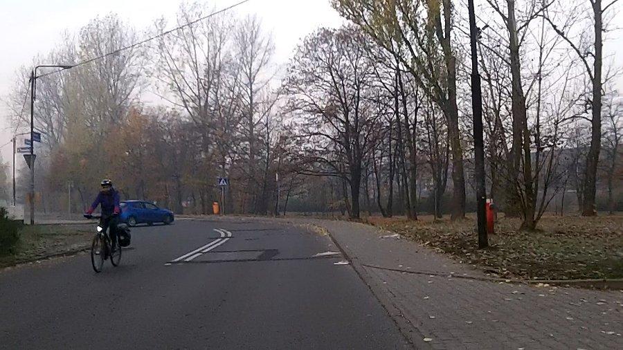 Kolejna rowerzystka z naprzeciwka