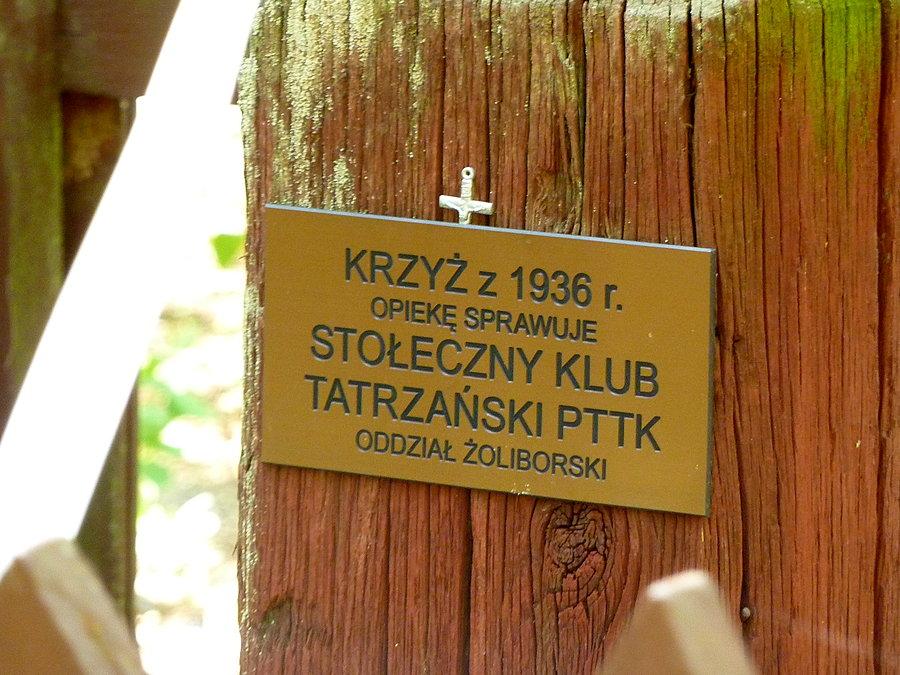 Tabliczka na krzyżu w Wyględach Górnych. Kampinoski PN
