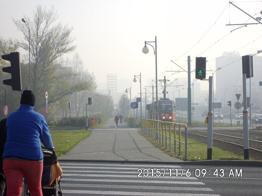 Pozostał ogryzek wieżowca (we mgle) przy katowickim rondzie