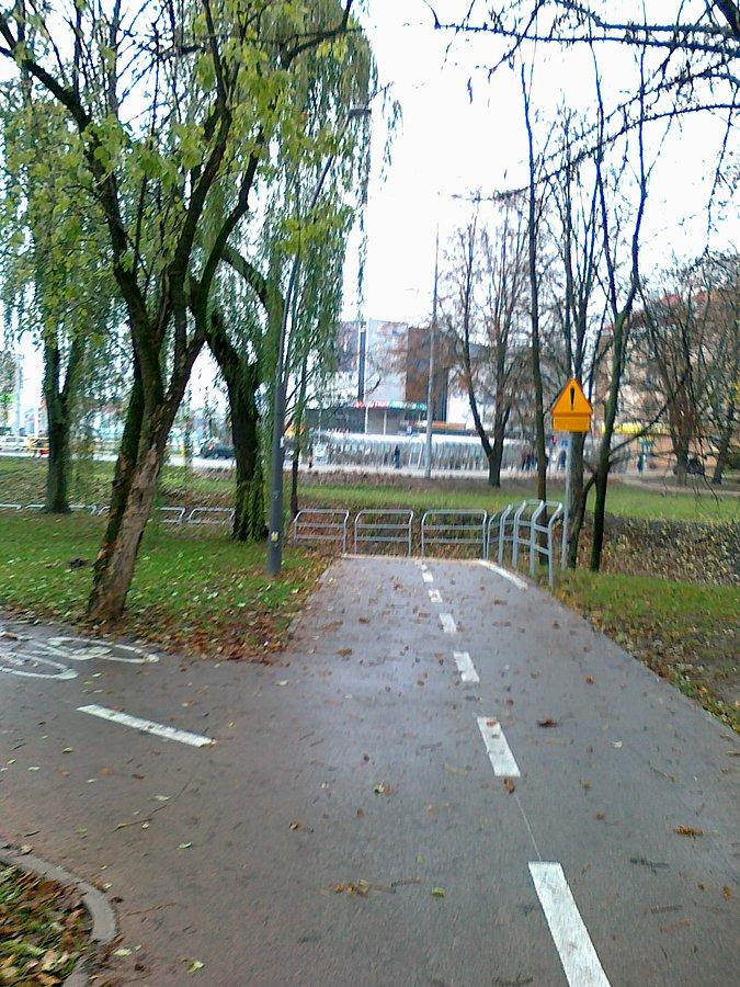 Prosto jedzie się przejazdem pod ulicą Sienkieiwcza