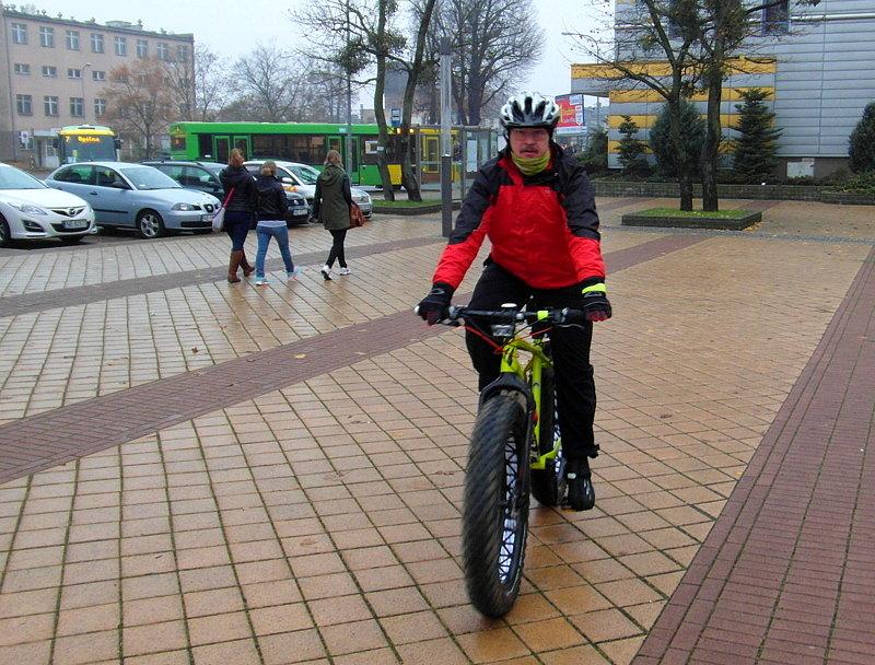 Tomek na niezłym rowerku