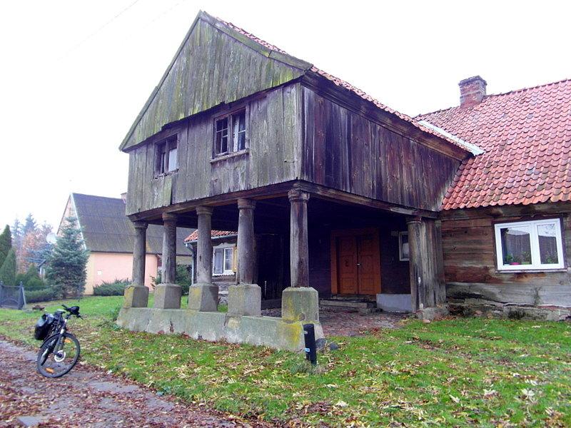 Dom podcieniowy w Jelonkach
