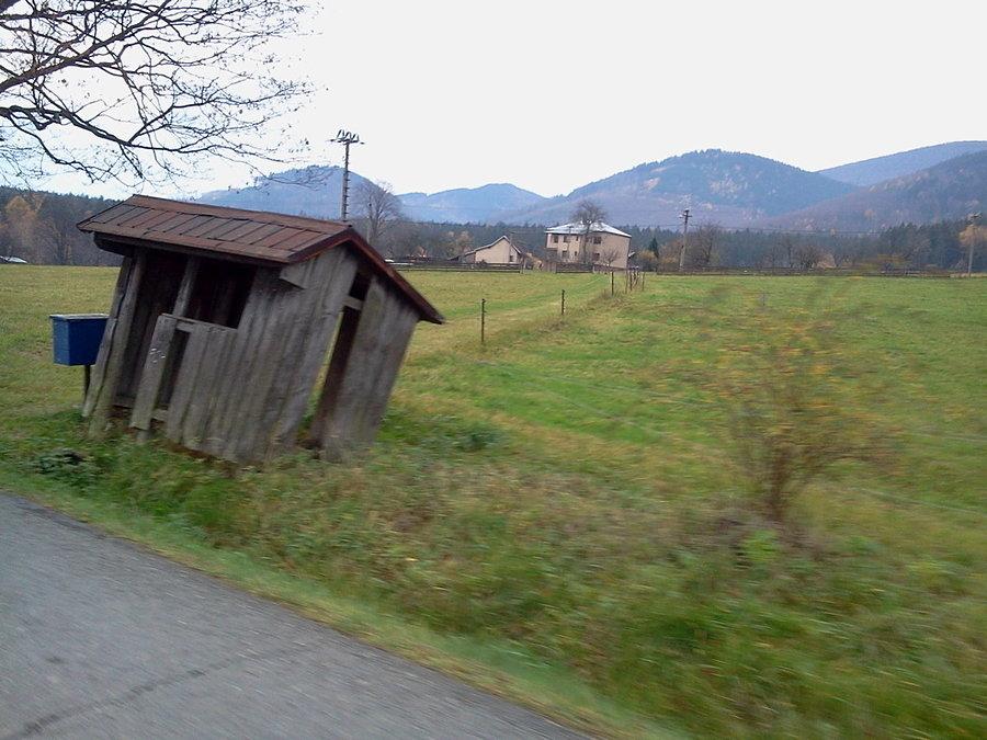 Znowu mijałem walący się przystanek