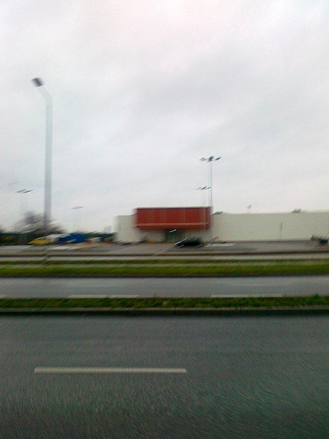 Wjazd do nowego sklepu sportowego już gotowy