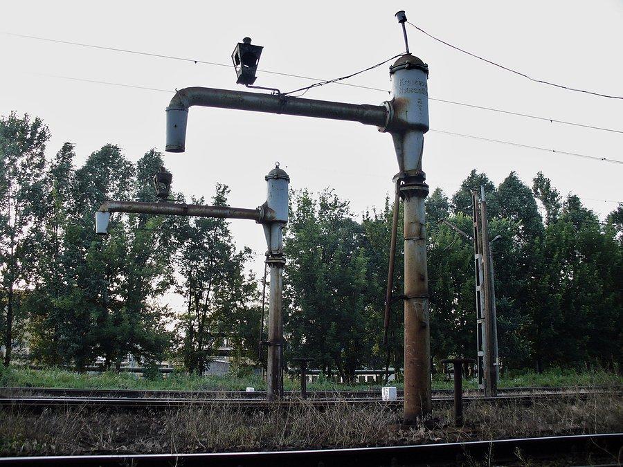 Krany dostarczające wodę do parowozów. Kiedyś działały. Pruszków