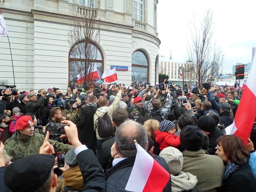 Prezydent wśród tłumu