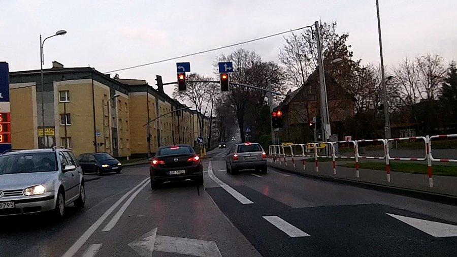 Na tym skrzyżowaniu akurat dobrze że na lewym pasie stoi samochód, nie będę musiał łamać przepisów :) Pętla indukcyjna jest pomyłką w tym miejscu