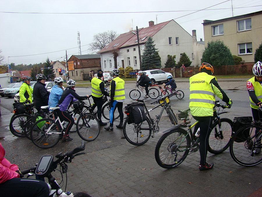 Szczeciński rowerowy Hubertus 2015. W Pilchowie przed skrzyżowaniem
