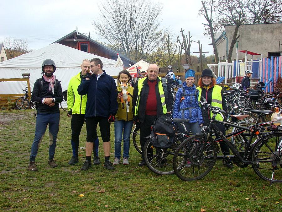 Szczeciński rowerowy Hubertus 2015. Wspólne zdjęcie uczestników akcji NNT w Lawendowej