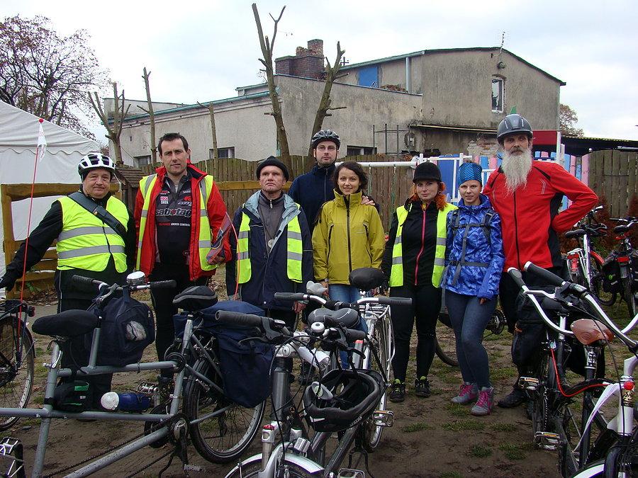 Szczeciński rowerowy Hubertus 2015. Wspólne zdjęcie uczestników akcji Niewidomi Na Tandemach