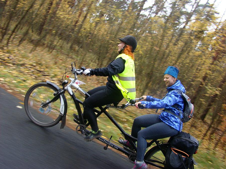 Szczeciński rowerowy Hubertus 2015. Szczęsliwy tandem. Pierwszy wyjazd GraZyny jako polota tandemu i radość na twarzy Natali że .... ma takiego wspaniałego pilota.i