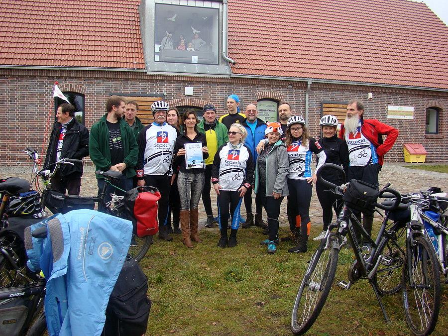 Szczeciński rowerowy Hubertus 2015 . Wspólne zdjęcie uczestników "Rowerowego Hubertusa" z przedstawicielami TOEE
