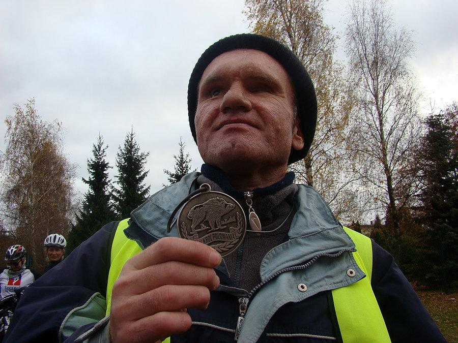 Szczeciński rowerowy Hubertus 2015. Arek z dumą prezentuje medal vice-króla polowania