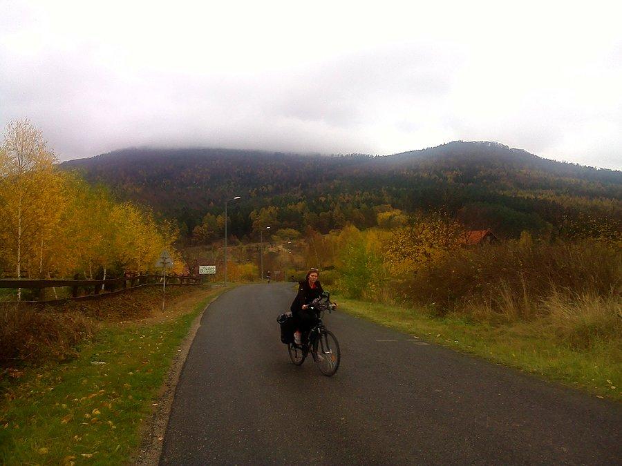 Jelona na podjeździe, w tle reszta sakwiarzy :)