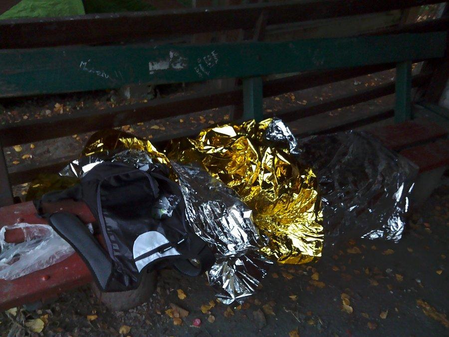 Moje posłanie: łóżko z ławki, prześcieradło (60g), kołdra (60g) i poduszka (plecak i tak miałem)