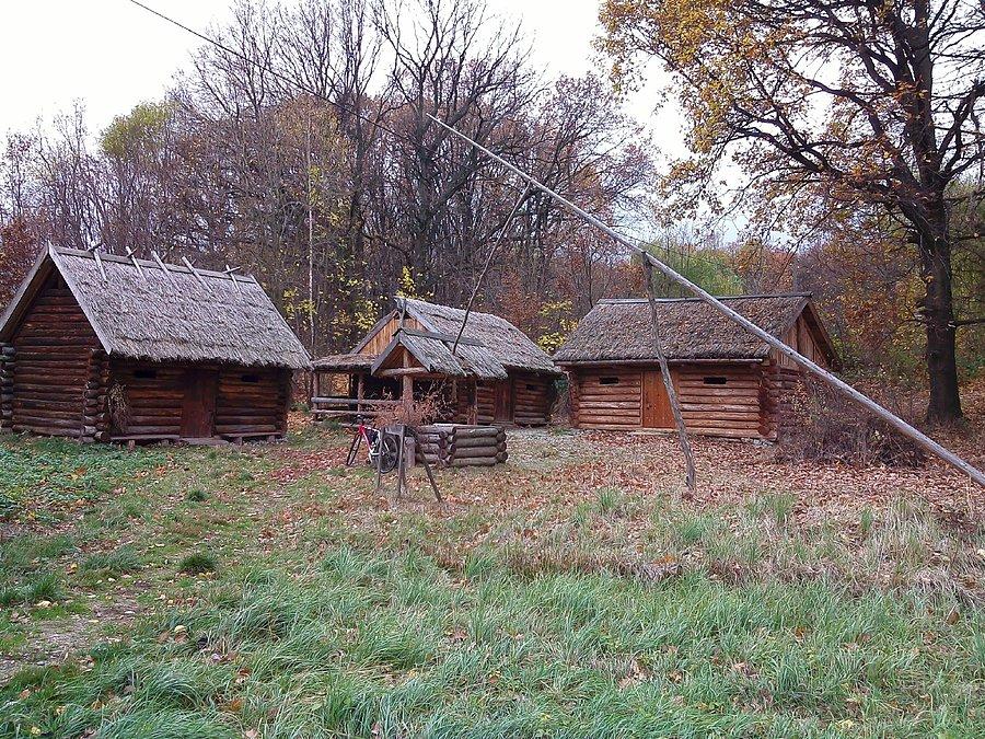 Rezerwat archeologiczny Będkowice. Chałupy niestety zamknięte na kłódkę (to niedopuszczalne zakłamanie historii! ;) ) za to z ciekawymi wnętrzami z epoki
