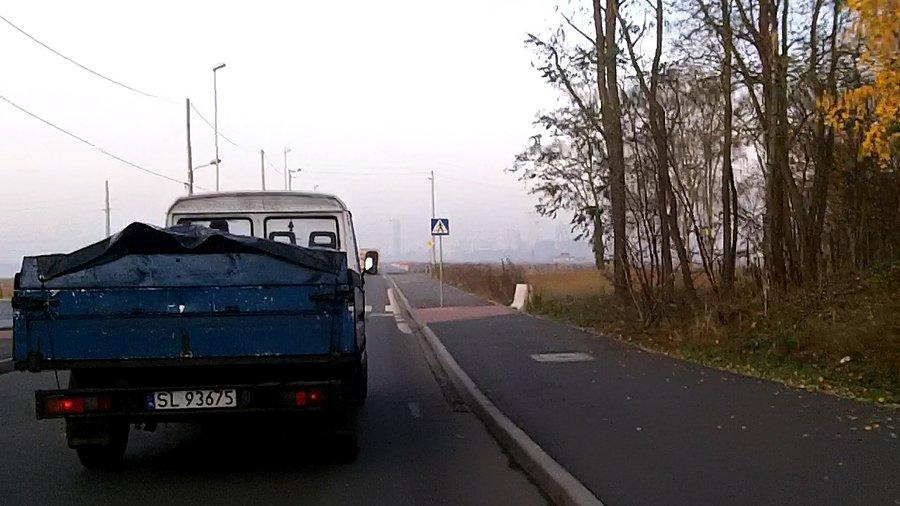 Mało mnie nie przyhaczył... kierowca próbował się zmieścić ze mną na pasie... chyba kupię sobie głośny klakson