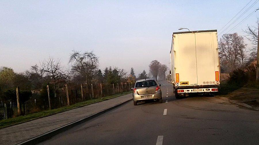Ul Rogoźnicka w Zabrzu - ciężarówka na światłach awaryjnych