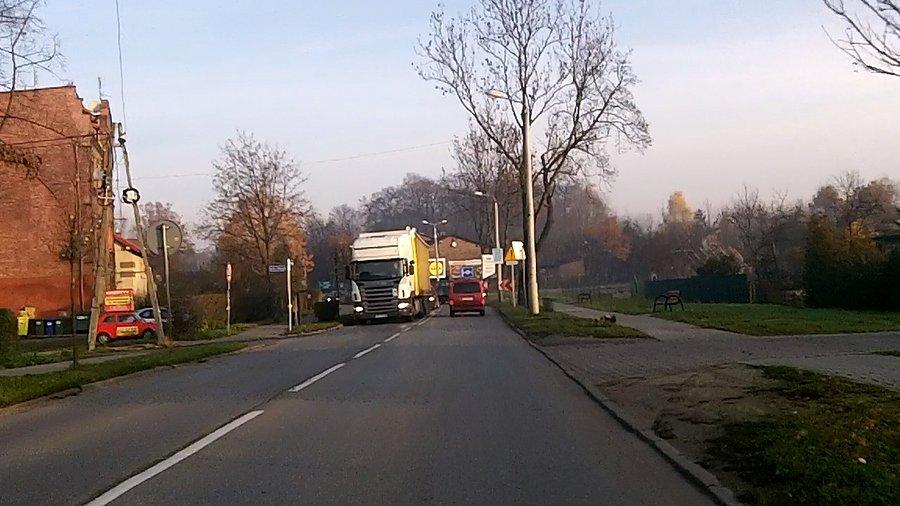 Ul Paderewskiego w Zabrzu, kolejna ciężarówka rozkraczona