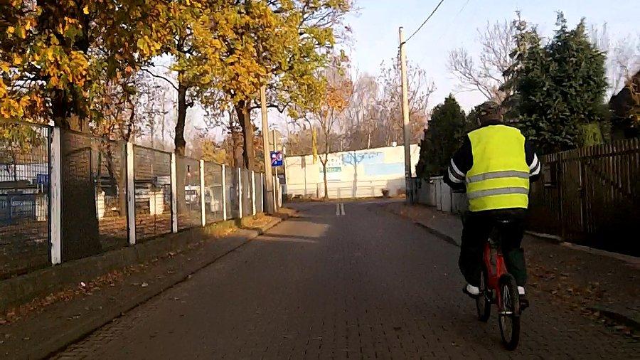 Dobrze widoczny rowerzysta