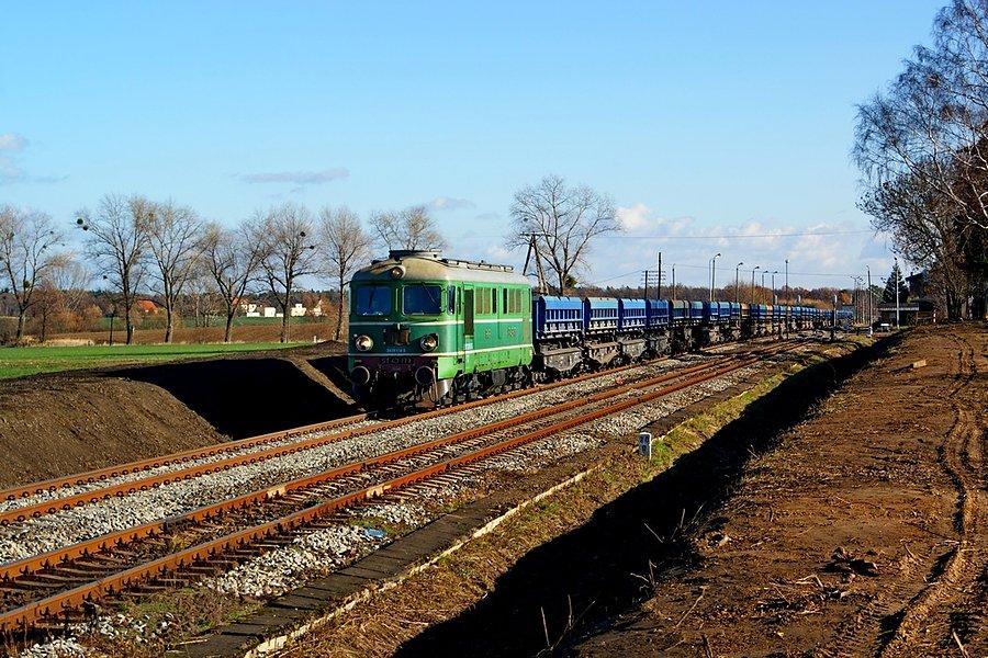 ST43-177 z radwanami jedzie w kierunku Głogówka