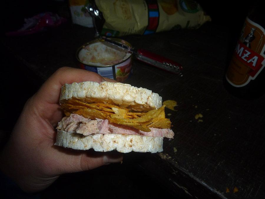 Eko-Burger: płaty świniny przykryte chrupiącym ziemniakiem, podane w ryżowej chmurce. Zjedzone ok 3:00 gdzieś w lesie