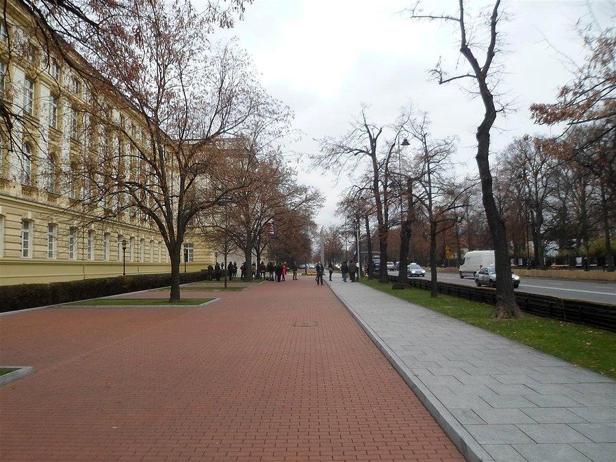 Funkcjonariusz BOR grzecznie skierował mnie na drugą stronę