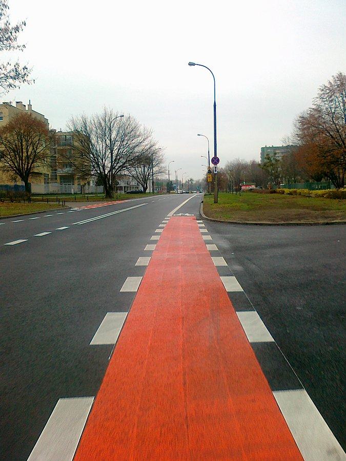 Pas rdla rowerów na Wrocławskiej przy wyjeździe z bocznej uliczki