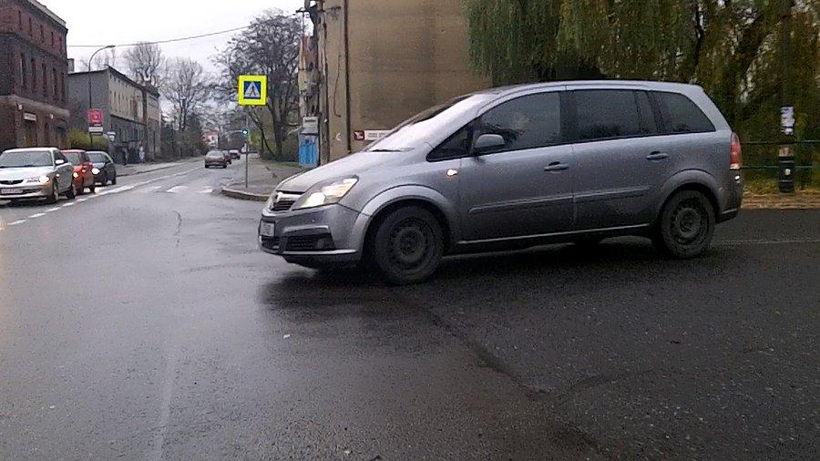 Wyjeżdża... tuż przed kołami